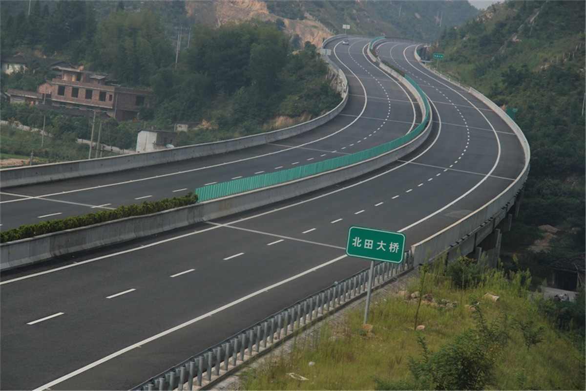 高速公路路面与交安设施工程解析：技术要点与施工范围概述