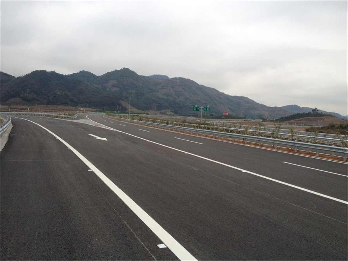 高速公路路基土建工程关键数据解析：11.1公里线路与506万方土石方(图1)