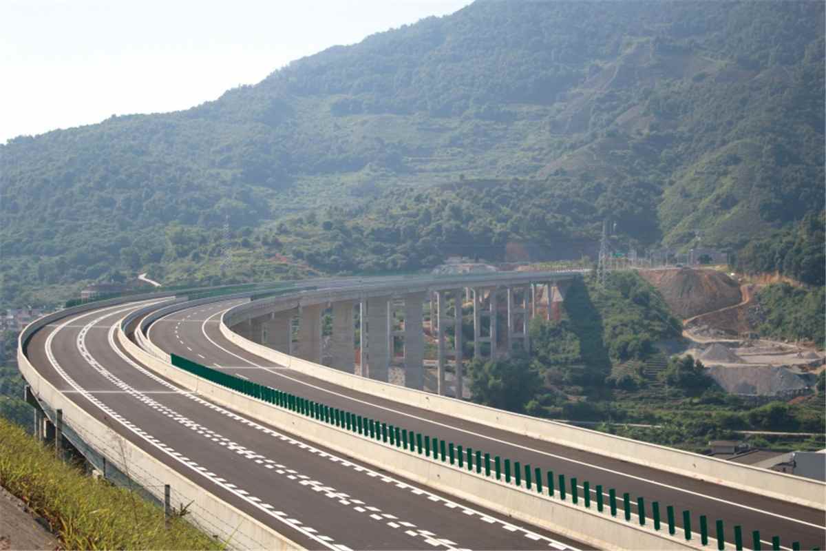 安溪至永春高速公路全线贯通，双向四车道连接沈海与泉三高速(图1)