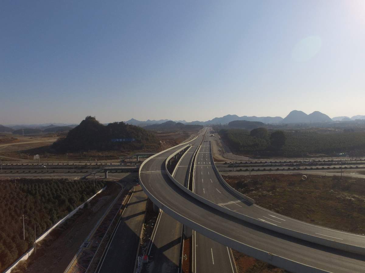 高峰大道建成通车，双向六车道完善贵安新区路网