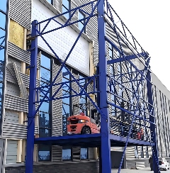 四柱90度进出口式提升机：创新设计优化垂直运输效率(图1)