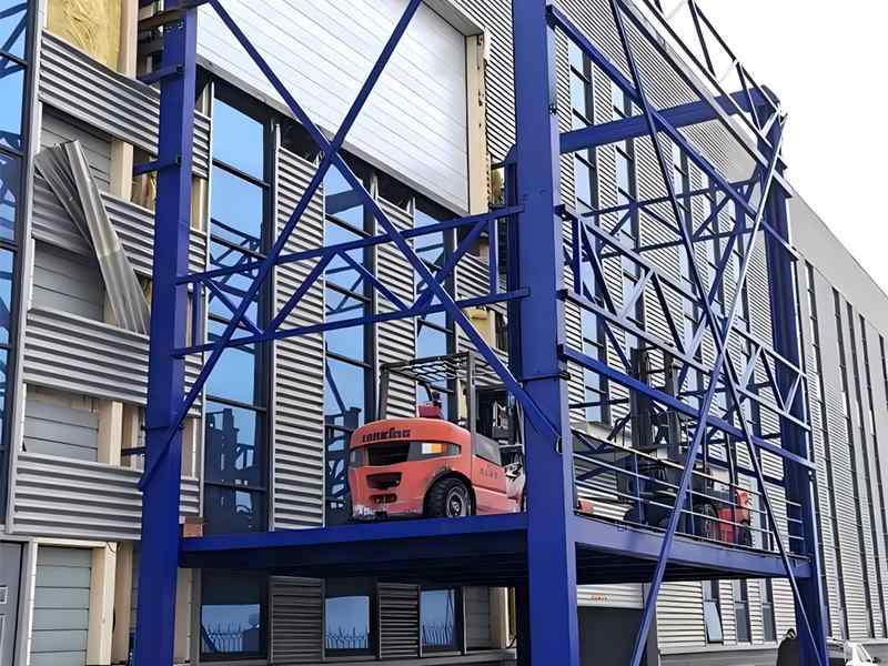 四柱90度进出口式提升机：创新设计优化垂直运输效率