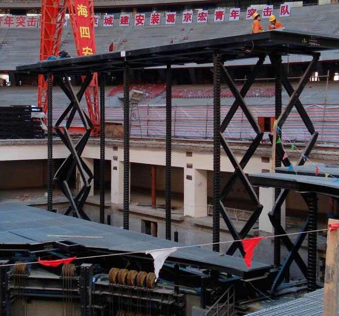 刚性链升降舞台如何以机械美学重塑空间叙事与沉浸体验