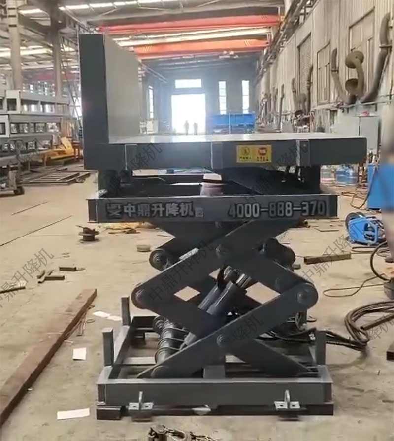 升降翻转机如何高效解决货物倾斜拣料难题，提升作业安全(图1)