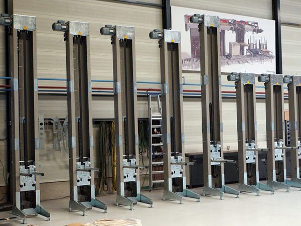 小型单立柱不连续提升机：轻量化物料搬运高效方案解析