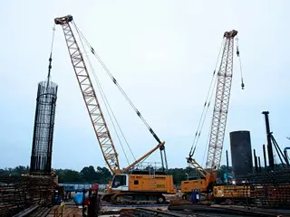 重型起重机性能解析：高效能液压系统与灵活作业优势