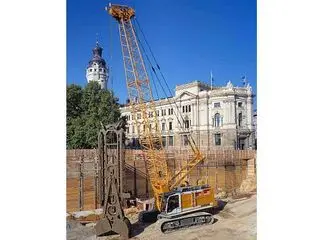 百吨级重型起重机技术解析：高效灵活与安全环保兼备