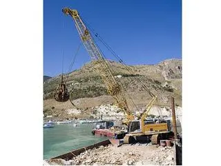 90吨级履带起重机性能解析：大半径作业与高效液压系统优势