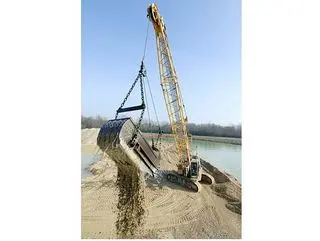 65吨级液压履带起重机性能解析：高承载与灵活作业优势