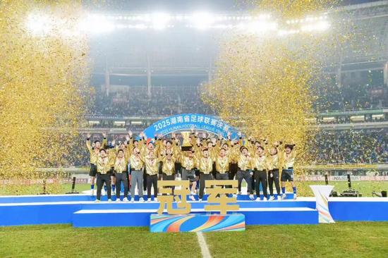 铁路人谢康随队逆袭夺冠，热爱与责任铸就双重精彩