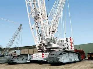 500吨级履带起重机性能解析，长臂架与智能控制系统优势详解