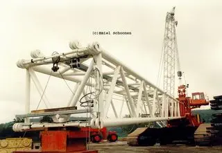 1600吨级起重机参数解析：性能优势与应用场景全览