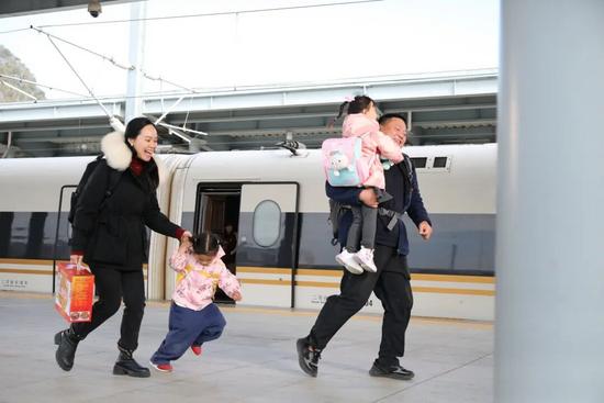 年度出行图景:钢铁动脉织就民生幸福,服务升级温暖旅途(图2) 年度出行图景:钢铁动脉织就民生幸福,服务升级温暖旅途(图2)