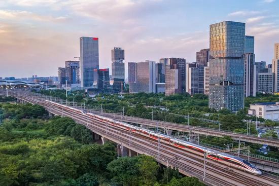 年度出行图景:钢铁动脉织就民生幸福,服务升级温暖旅途(图4) 年度出行图景:钢铁动脉织就民生幸福,服务升级温暖旅途(图4)