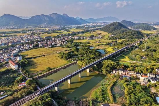 年度出行图景:钢铁动脉织就民生幸福,服务升级温暖旅途(图3) 年度出行图景:钢铁动脉织就民生幸福,服务升级温暖旅途(图3)