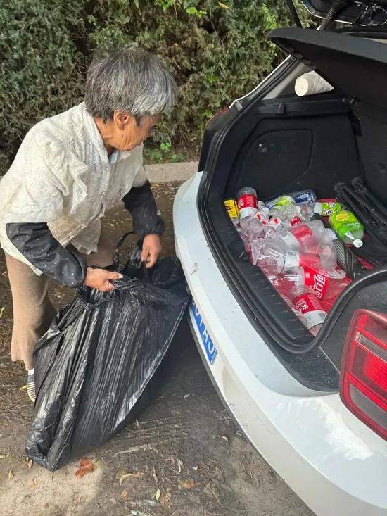 青年职工坚持为听障拾荒老人攒瓶送物，善举温暖全城(图2)