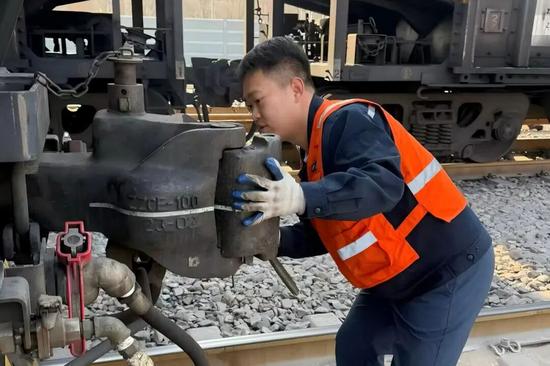 青年职工坚持为听障拾荒老人攒瓶送物，善举温暖全城(图5)