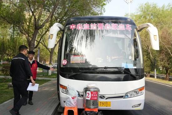 青年职工坚持为听障拾荒老人攒瓶送物，善举温暖全城(图7)