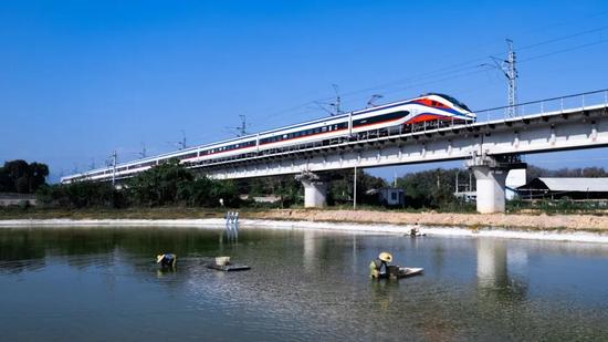 铁路人跨国恋修成正果，中老铁路见证爱情与坚守的浪漫旅程(图5)