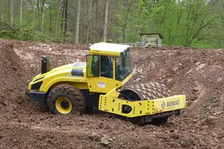 高效节能压路机解析:2130mm碾压宽度与150kW动力性能优势 高效节能压路机解析:2130mm碾压宽度与150kW动力性能优势