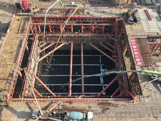 公铁大桥主塔承台完成首次浇筑,攻克复杂地质难题奠定基础(图3) 公铁大桥主塔承台完成首次浇筑,攻克复杂地质难题奠定基础(图3)