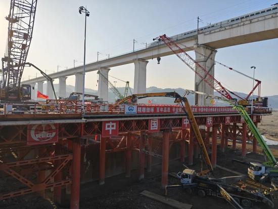 公铁大桥主塔承台完成首次浇筑,攻克复杂地质难题奠定基础(图7) 公铁大桥主塔承台完成首次浇筑,攻克复杂地质难题奠定基础(图7)