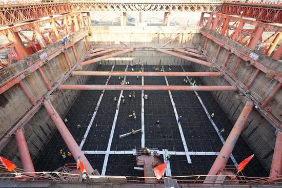 公铁大桥主塔承台完成首次浇筑,攻克复杂地质难题奠定基础(图8) 公铁大桥主塔承台完成首次浇筑,攻克复杂地质难题奠定基础(图8)