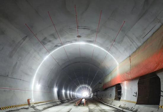 云南首条时速350公里高铁隧道贯通,攻克高风险地质挑战(图4) 云南首条时速350公里高铁隧道贯通,攻克高风险地质挑战(图4)