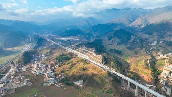 云南首条时速350公里高铁隧道贯通,攻克高风险地质挑战(图3) 云南首条时速350公里高铁隧道贯通,攻克高风险地质挑战(图3)