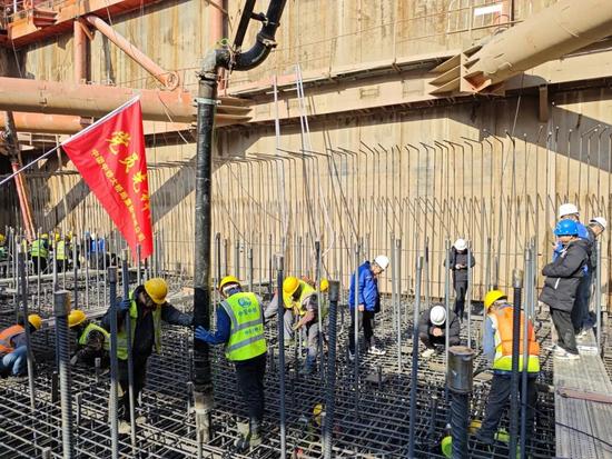 公铁大桥主塔承台完成首次浇筑,攻克复杂地质难题奠定基础(图6) 公铁大桥主塔承台完成首次浇筑,攻克复杂地质难题奠定基础(图6)