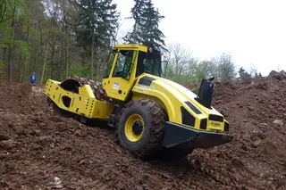 高效双钢轮压路机解析:2130mm碾压宽度与150kW动力性能评测 高效双钢轮压路机解析:2130mm碾压宽度与150kW动力性能评测