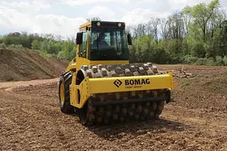 双钢轮压路机详解：高效压实与便捷维护的施工利器