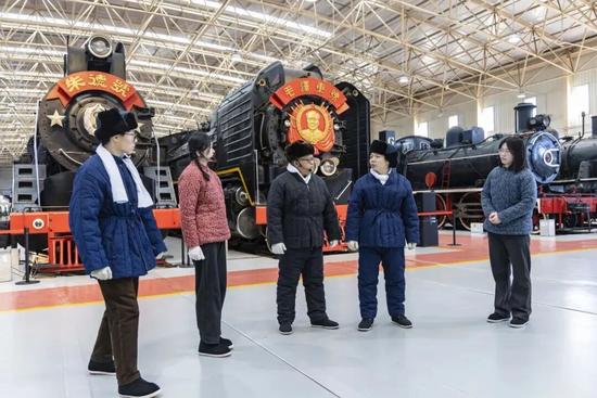 沉浸式情景剧活化铁路历史，红色机车精神引发观众共鸣