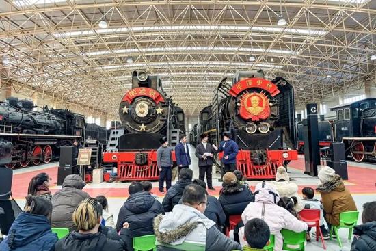 沉浸式情景剧活化铁路历史,红色机车精神引发观众共鸣(图3) 沉浸式情景剧活化铁路历史,红色机车精神引发观众共鸣(图3)