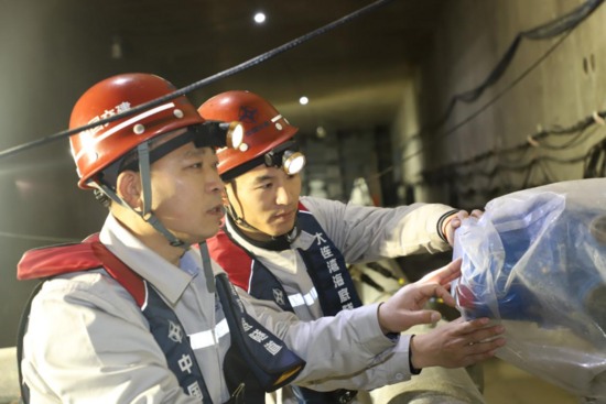 深海钳工管延安：60万颗螺丝零误差背后的工匠精神(图4)