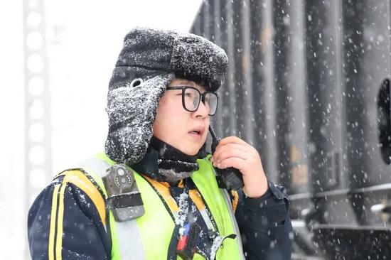 铁路人迎战严寒守护春运，钢铁动脉温暖寒冬旅程(图5)