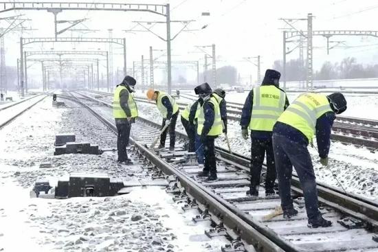 铁路人迎战严寒守护春运，钢铁动脉温暖寒冬旅程(图6)