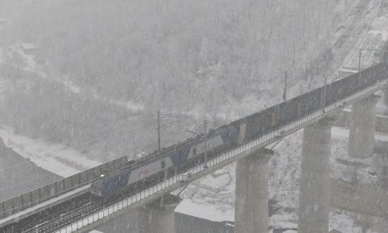 铁路人迎战严寒守护春运，钢铁动脉温暖寒冬旅程(图10)