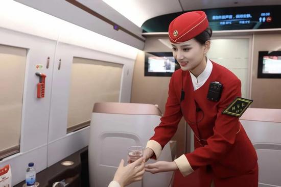 铁路人迎战严寒守护春运，钢铁动脉温暖寒冬旅程(图8)