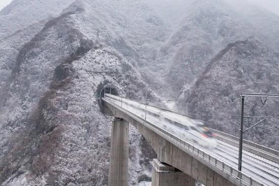 铁路人迎战严寒守护春运，钢铁动脉温暖寒冬旅程(图9)