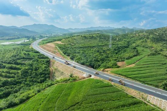 辽宁凌绥高速通车背后的装备力量(图5)