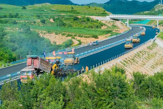 辽宁凌绥高速通车背后的装备力量(图2)