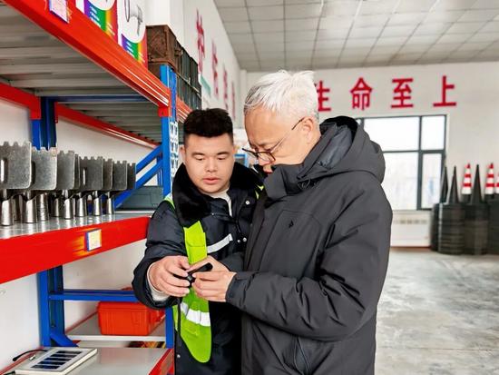 崔猛宣讲二十届四中全会精神并督导长太项目运营