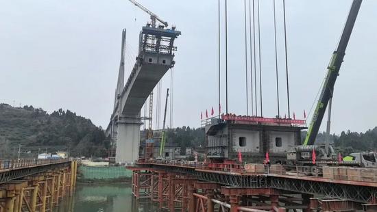 成达万高铁沱江特大桥首梁吊装完成 标志钢梁施工新阶段开启(图5)