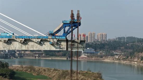 成达万高铁沱江特大桥首梁吊装完成 标志钢梁施工新阶段开启(图6)