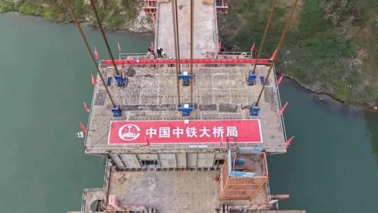 成达万高铁沱江特大桥首梁吊装完成 标志钢梁施工新阶段开启(图7)