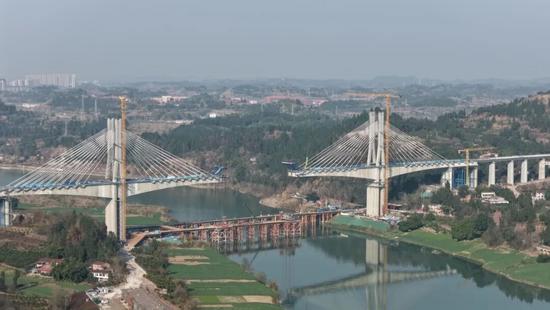 成达万高铁沱江特大桥首梁吊装完成 标志钢梁施工新阶段开启(图4)