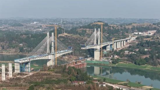 成达万高铁沱江特大桥首梁吊装完成 标志钢梁施工新阶段开启(图9)