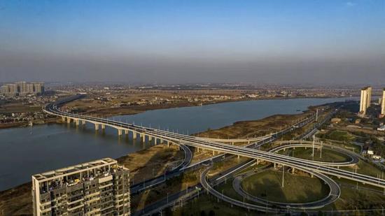 成达万高铁沱江特大桥首梁吊装完成 标志钢梁施工新阶段开启(图13)