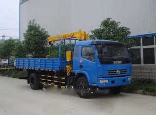 5吨汽车起重机高效稳定，适用于工业建筑物流吊运
